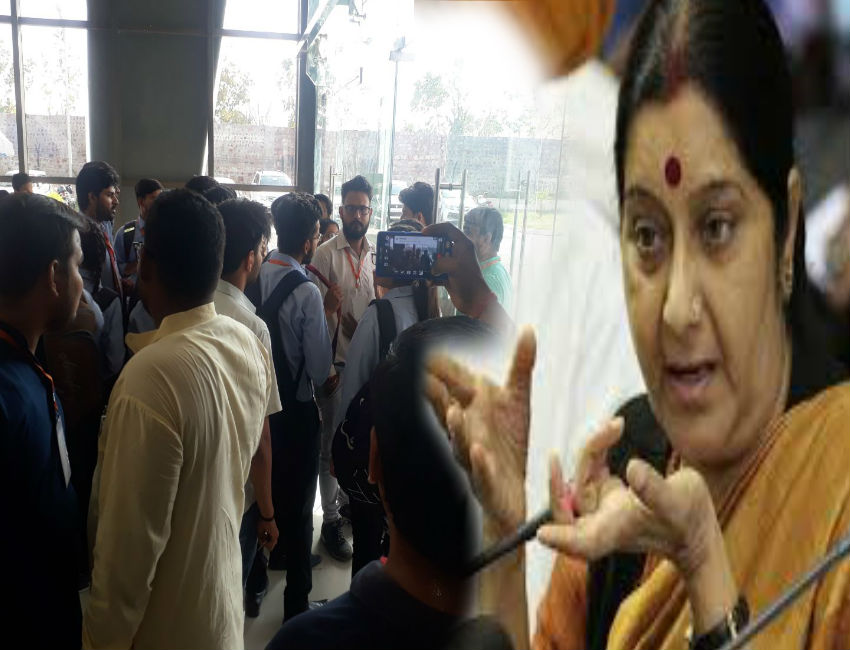 stop crowd Sushma Swaraj's program 