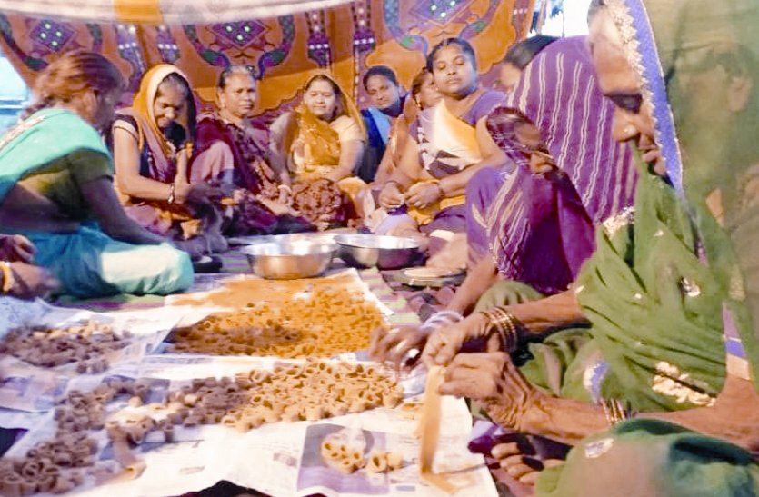 आखिर नारी शक्ति के आगे झुकी सरकार, हटाई देशी शराब की दुकान, अब अंग्रेजी के लिए संघर्ष जारी