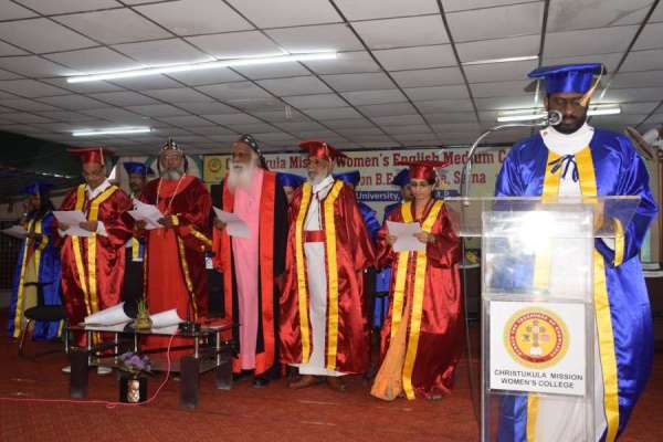 क्रिस्तुकुला कॉलेज में छात्राओं को मिली डिग्री, फोटो में देखें ग्रेजुएशन सेरेमनी