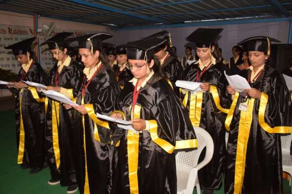 क्रिस्तुकुला कॉलेज में छात्राओं को मिली डिग्री, फोटो में देखें ग्रेजुएशन सेरेमनी