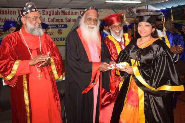 क्रिस्तुकुला कॉलेज में छात्राओं को मिली डिग्री, फोटो में देखें ग्रेजुएशन सेरेमनी