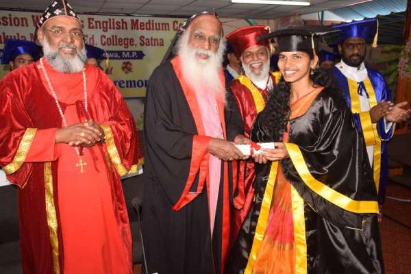 क्रिस्तुकुला कॉलेज में छात्राओं को मिली डिग्री, फोटो में देखें ग्रेजुएशन सेरेमनी