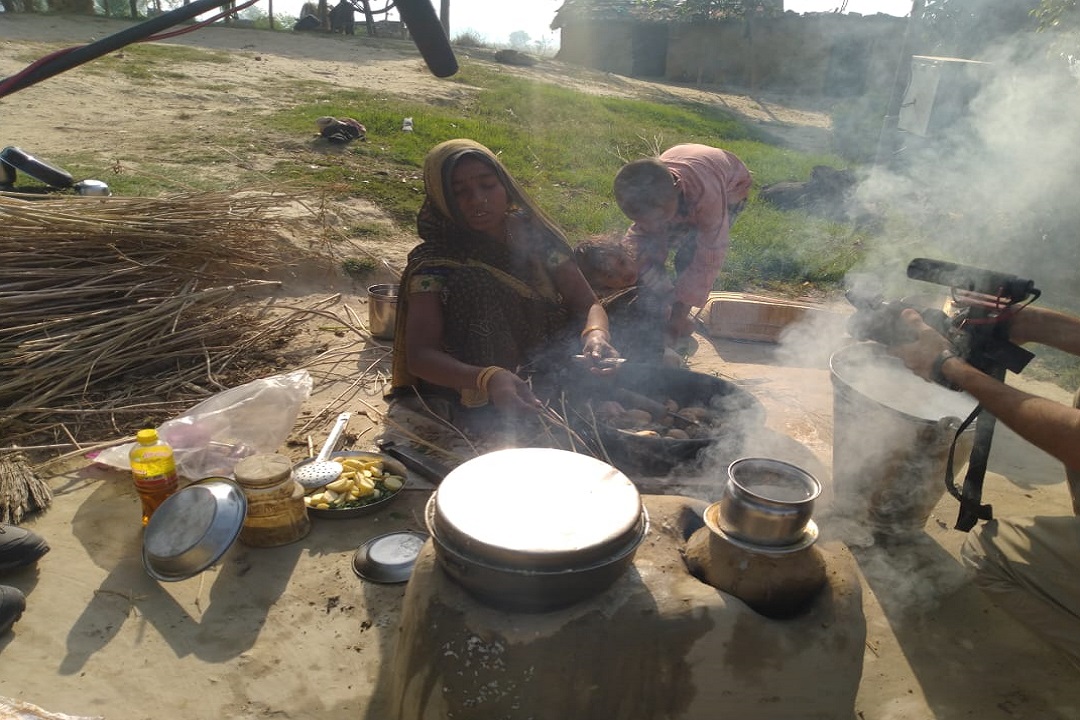 PM Modi sansad Adarsh gaon Jayapur women cook on Chulha