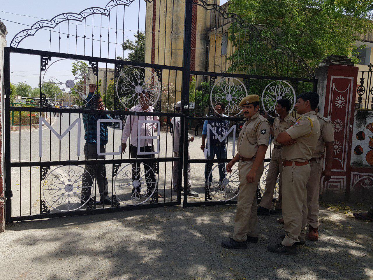 Both doors of the city council put locks in bhilwara