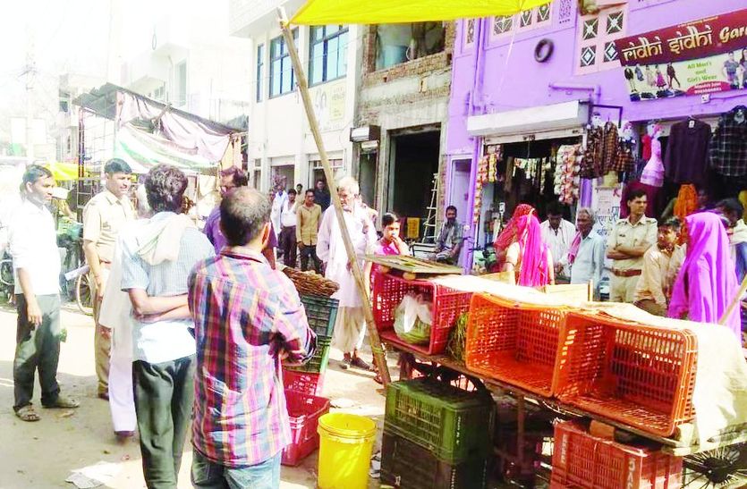 दौरान मौजूद लोग व थाना प्रभारी।