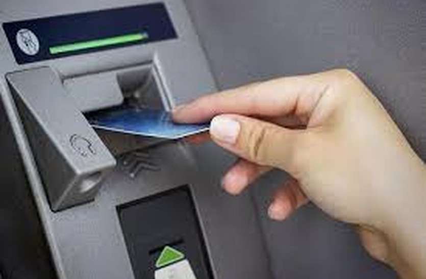 Clone the ATM card under the pretext of help blowing money by account,atm skimming frauds in india,atm card cloning in india,atm card cloning machine,atm fraud case,atm fraud rbi,atm fraud complaint,atm fraud case in india,jabalpur police,Jabalpur,ATM,bank fraud cases,bank fraud cases,