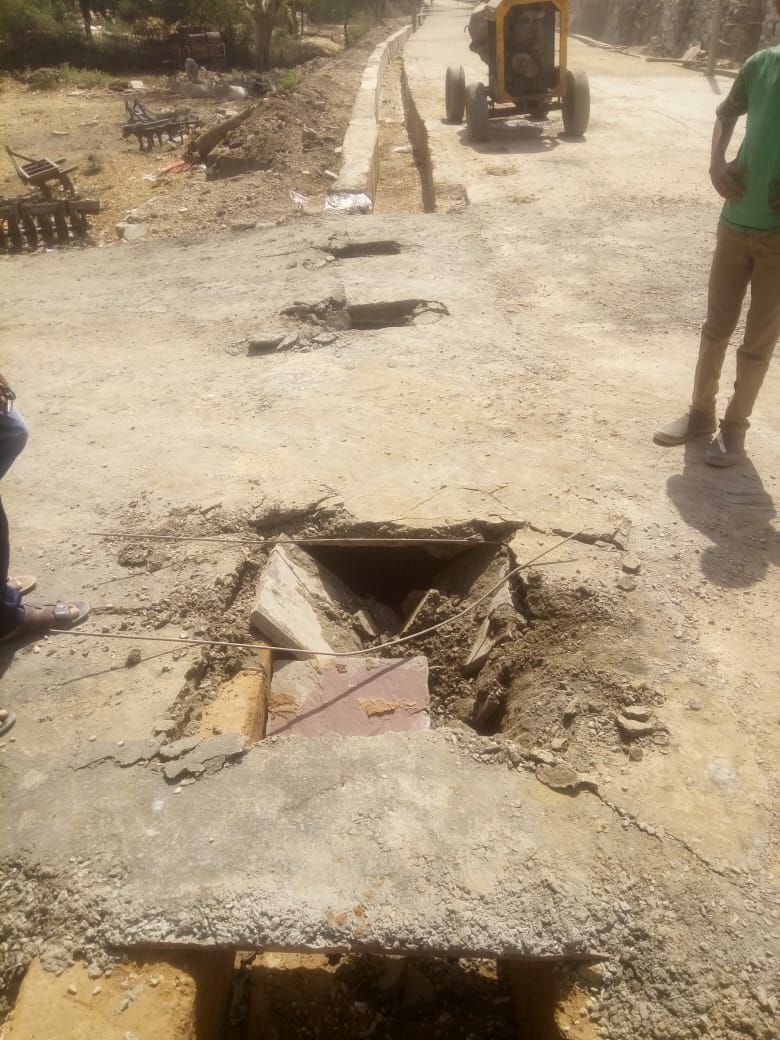 लड़ानियाँ गांव में सीसी रोड के घटिया निर्माण का आरोप , ग्रामीणों ने जताया रोष