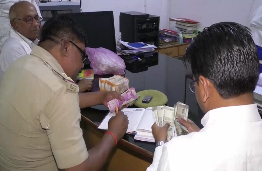 UP police caught 3 lakh cash in chunavi checking