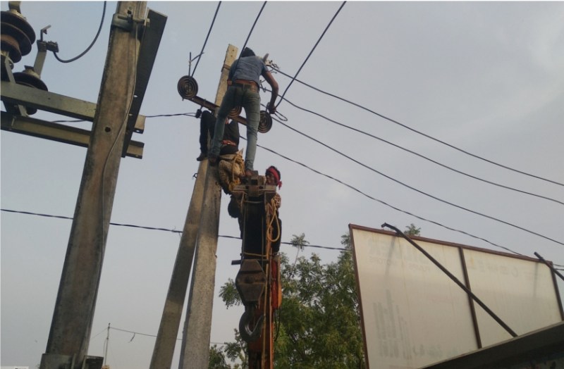 विद्युत पोल पर जलकर खाक हो गया मजदूर