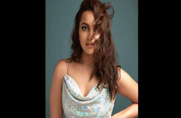 Sonakshi Sinha New Makup look photos