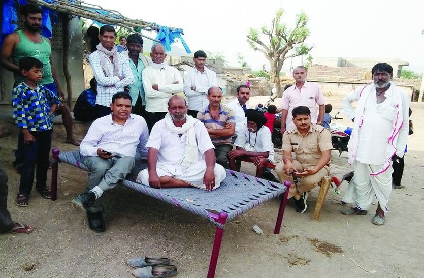 सहायक रिटर्निंग अधिकारी व थानाधिकारी।