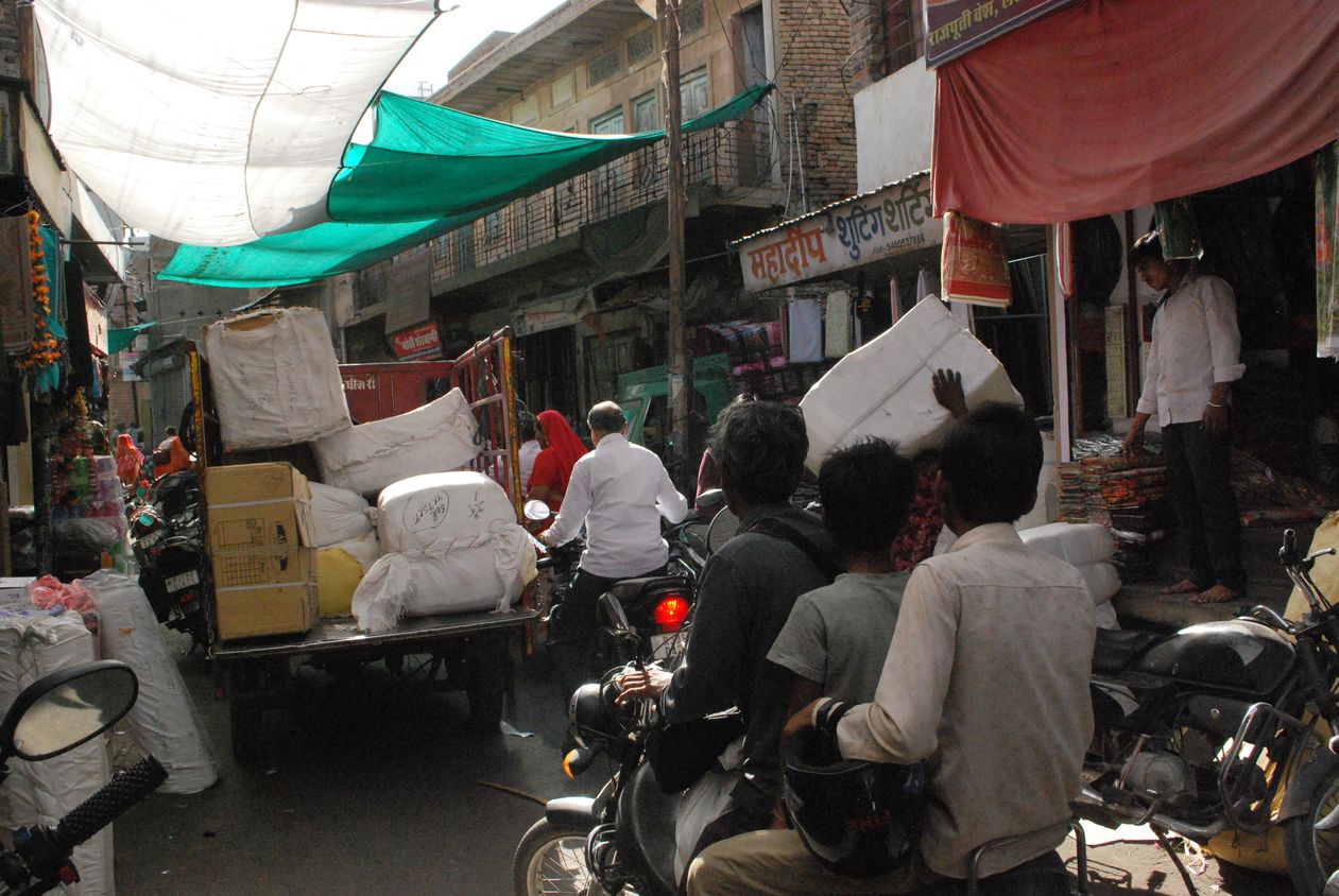 बाजार की तंग गलियों की तरफ झांक कर नहीं देखती यातायात पुलिस