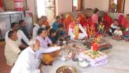 हवन में दी आहुतियां, देवी दर्शनार्थ लगी कतारें
