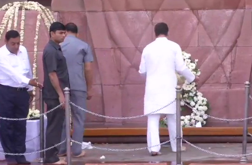PHOTOS:जलियांवाला बाग कांड की 100 वीं बरसी पर शहीदों को श्रद्धांजलि देने पहुंचे
कांग्रेस अध्यक्ष राहुल गांधी,साथ में यह नेता रहे मौजूद