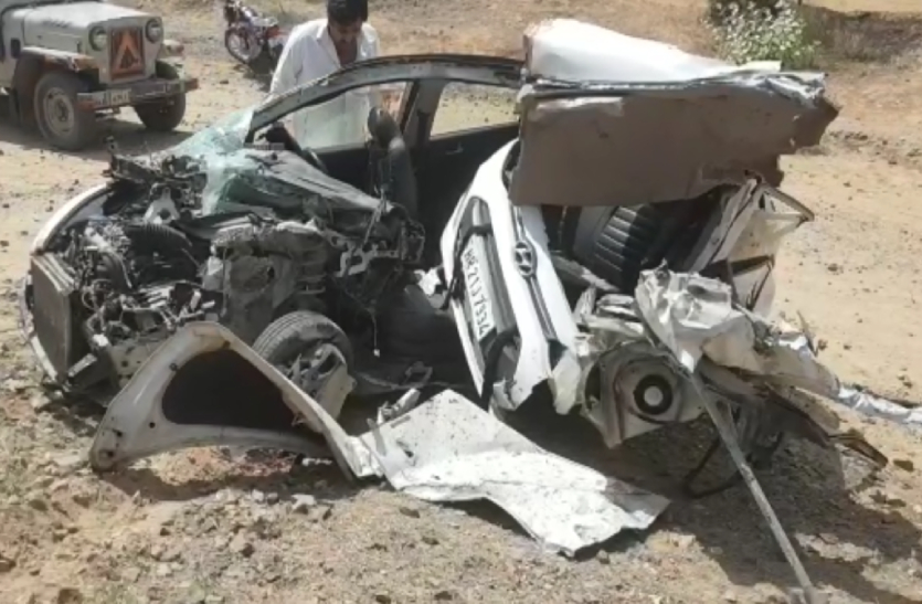 राष्ट्रीय राजमार्ग 52 पर स्थित गांव लुटाना के पास एक कार और ट्रक की भिड़ंत में तीन जनों की दर्दनाक मौत हो गई जबकि चार गंभीर रूप से घायल हो गए।