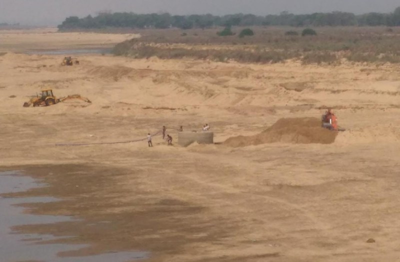 प्रतिबंध के बाद भी पोखलेन और जेसीबी से चल रहा है रेत का उत्खनन