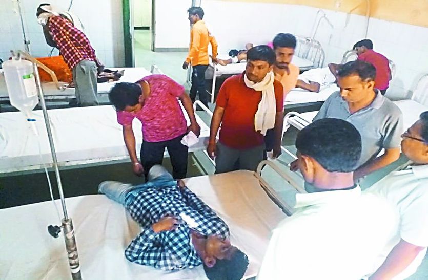 घायलों का इलाज करते डॉक्टर।