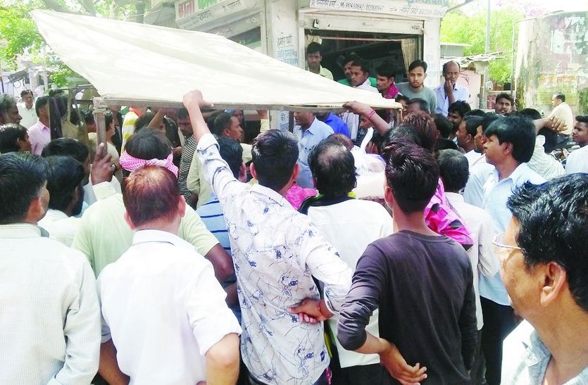 पंचायत के कार्मिक एवं ग्रामीण लोग।