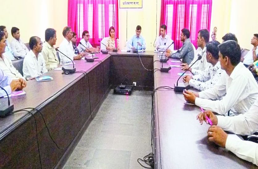 जानकारी प्रदान करते हुए न्यायाधीश।