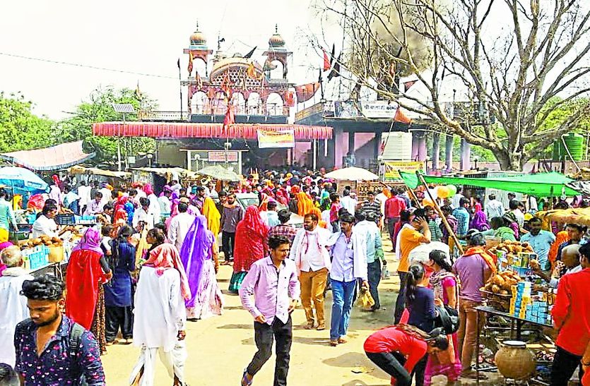शनिवार को उमड़ी श्रद्धालुओं की भीड़।