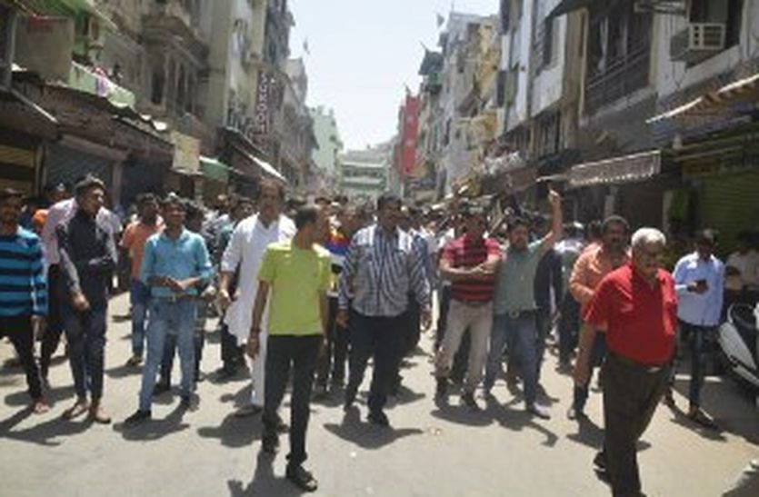 shopkeepers protest against police