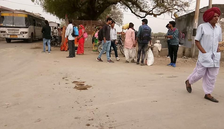 bas staind par nahin yaatree prateekshaalay, ghanton dhoop mein karana