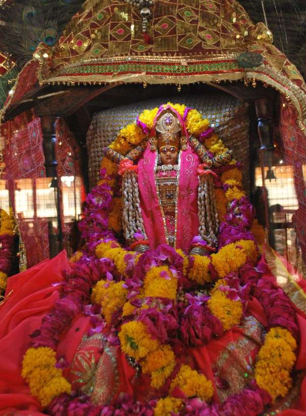 राणी भटियाणी मंदिर में आस्था का ज्वार, उमड़ रहे श्रद्धालु