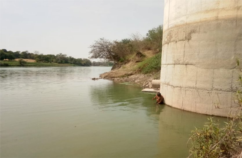 Falling water level of Bina river
