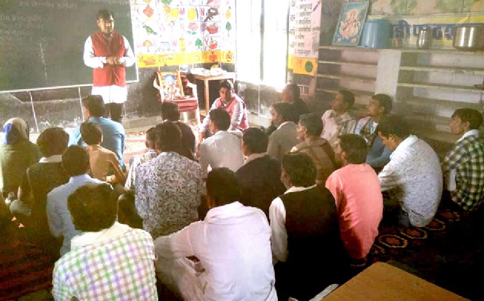 bachcho ko shiksha dene ke saath hee shikshak kishanalaal jaga raha na
