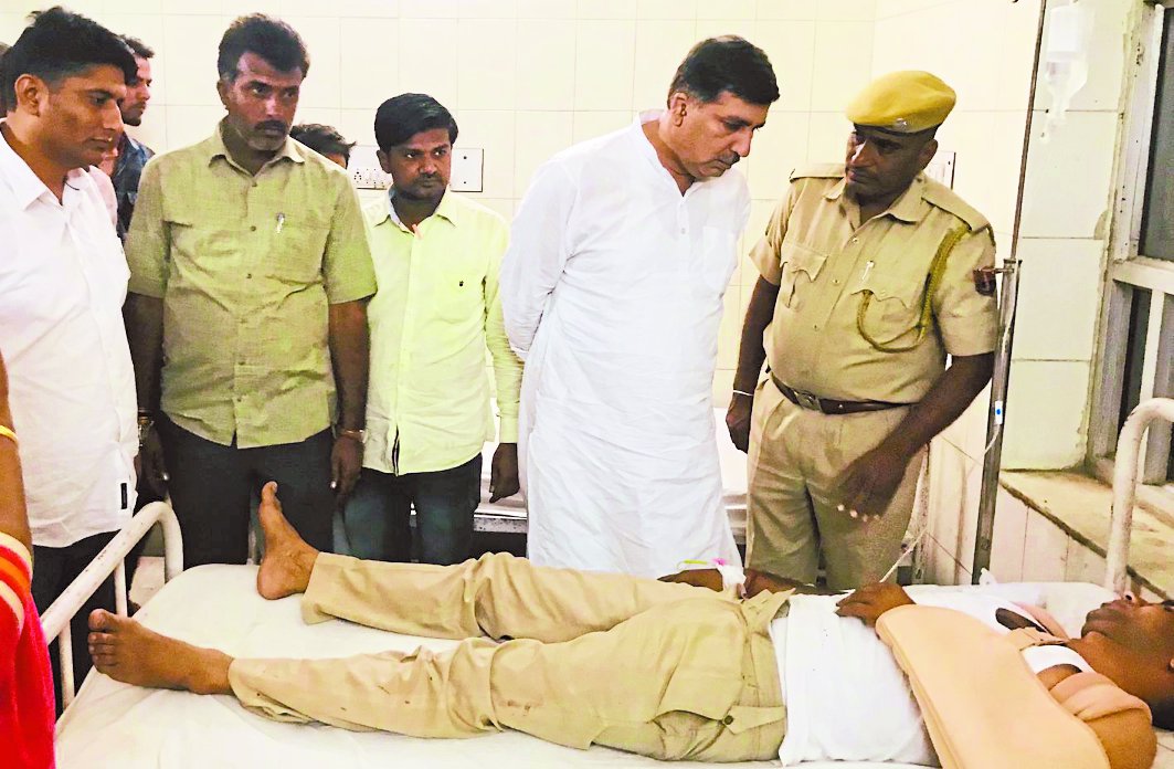 Jeep jumps after gangsters, constable dies, two injured