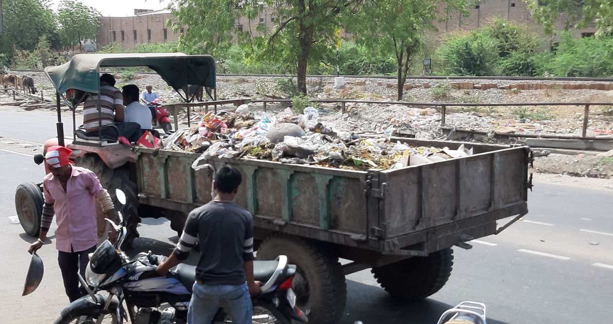 खुले में कचरा परिवहन, आमजन परेशान