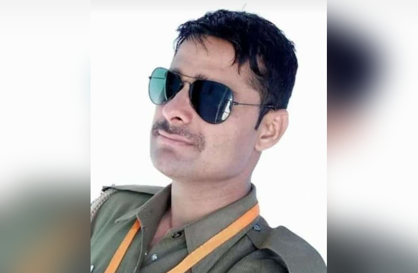 अपराधी के नाम जारी हुए वारंट की तामिल कराकर बाइक पर वापस लौट रहे कांस्टेबल को बेकाबू ट्रक ने कुचल दिया। इससे रानोली थाने के बराल निवासी कांस्टेबल प्रभातीलाल की मौके पर ही मौत हो गई।