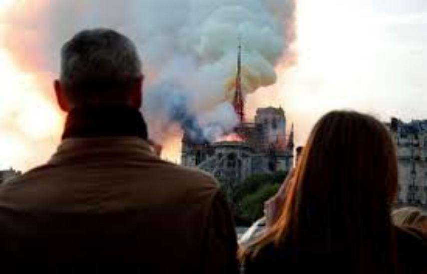 फ्रांस: 850 साल पुरानी धरोहर देखते-देखते आग से घिर गई, देखें तस्वीरें
