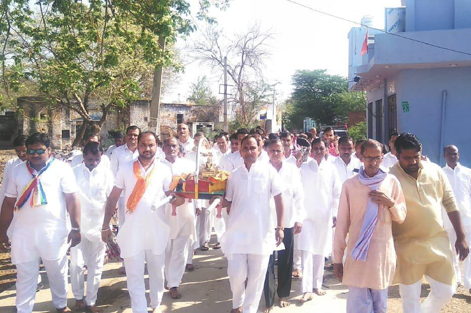 rath par biraaje 24ven teerthankar bhagavaan mahaaveer svaamee, phir c