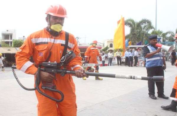 Fire in the mall after the earthquake, the security agencies shaken