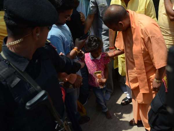 PHOTO: सीएम योगी चुनाव आयोग के प्रतिबंध के आखिरी दिन पहुंचे संकंट मोचन मंदिर, लिया आशिर्वाद