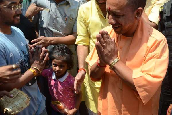 PHOTO: सीएम योगी चुनाव आयोग के प्रतिबंध के आखिरी दिन पहुंचे संकंट मोचन मंदिर, लिया आशिर्वाद