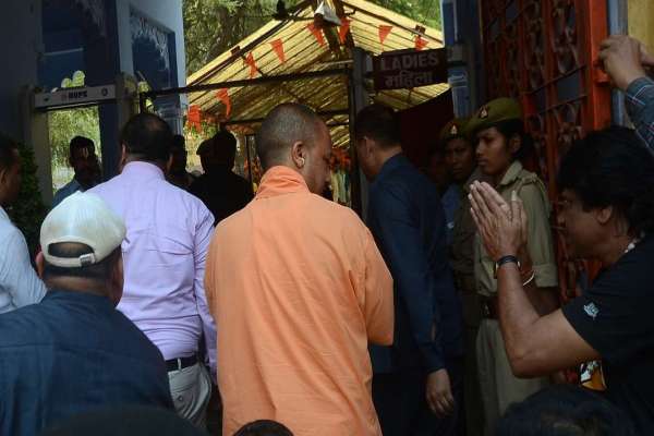 PHOTO: सीएम योगी चुनाव आयोग के प्रतिबंध के आखिरी दिन पहुंचे संकंट मोचन मंदिर, लिया आशिर्वाद