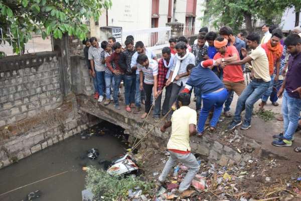 जब नाले की सफाई में निकली 60 हजार की स्कूटी, देखें फोटो में