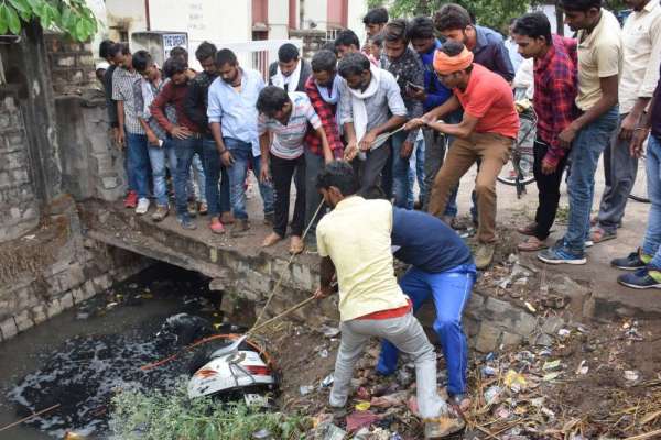 जब नाले की सफाई में निकली 60 हजार की स्कूटी, देखें फोटो में