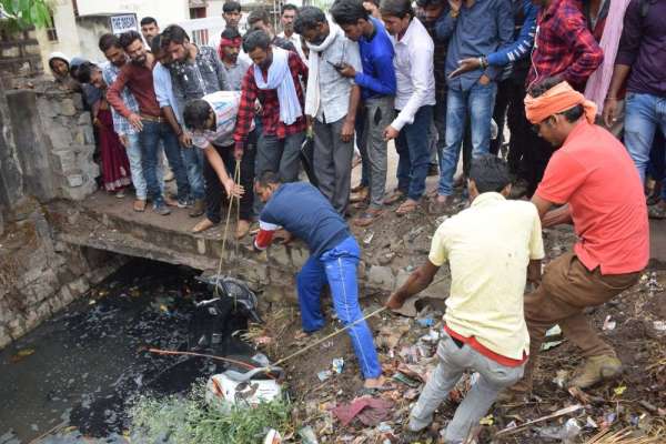 जब नाले की सफाई में निकली 60 हजार की स्कूटी, देखें फोटो में