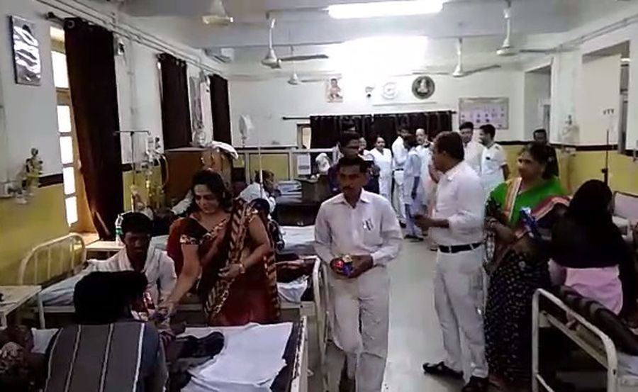 video : महावीर जयंती महापर्व पर jln hospital मे मरीजो को बांटे फल कमाया पुण्य