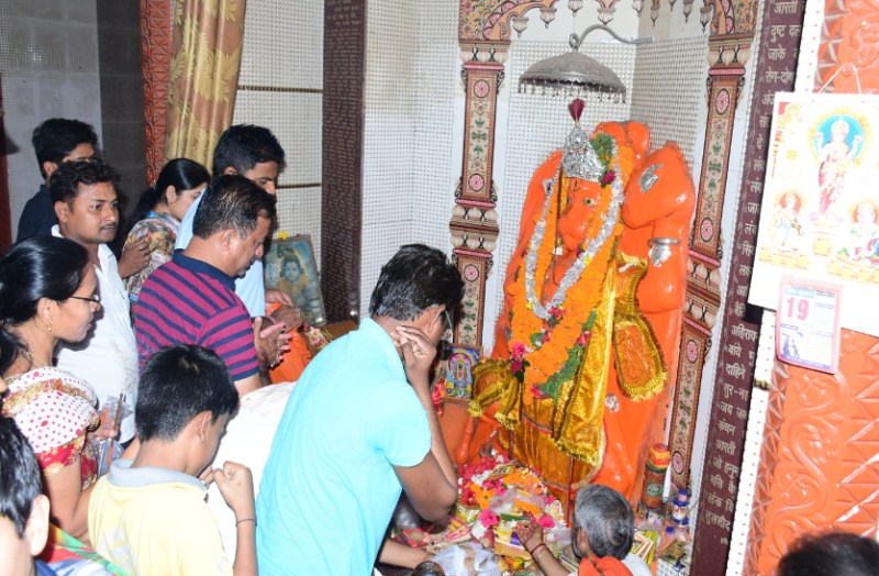 भक्तों ने हनुमान चालीसा, संकटमोचन का पाठ कर बल, बुद्धि और विद्या का मांगा आशीर्वाद