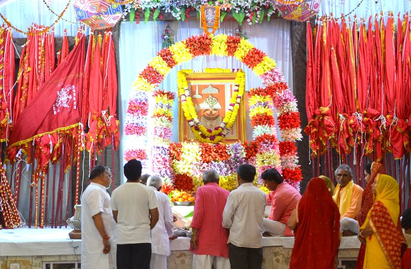 Hanuman Jayanti 2019: पवन पुत्र हनुमान का जन्मोत्सव शुक्रवार को धूमधाम से मनाया जा रहा है। मंदिरों में सुंदरकांड पाठ, हनुमान चालीसा और हनुमान जन्मोत्सव की आरती की जा रही है।