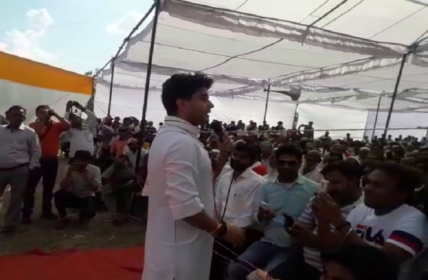 When Jyotiraditya Scindia reached in public to give a speech