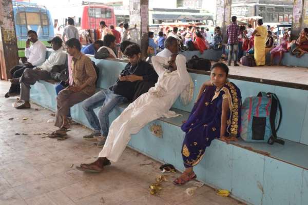 अगर आप घर से बिना पानी के आ रहे है बस स्टैंड तो देख ले ये तस्वीरे