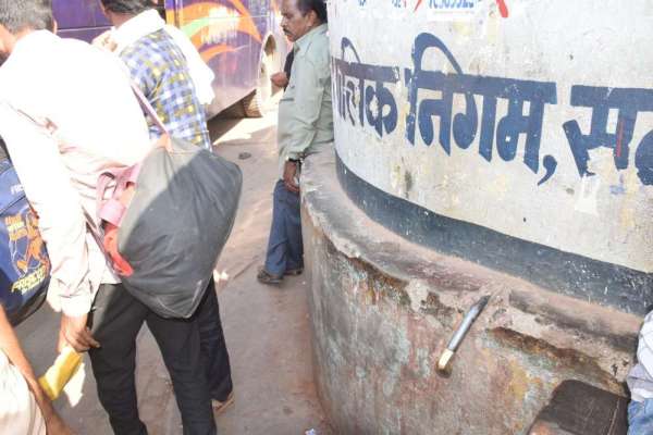 अगर आप घर से बिना पानी के आ रहे है बस स्टैंड तो देख ले ये तस्वीरे