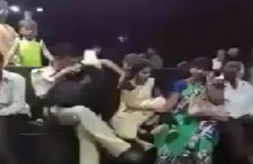 रेलवे स्टेशन पर महिला से छेड़खानी कर रहा था पुलिसवाला, भीड़ ने अच्छे से सिखाया सबक
