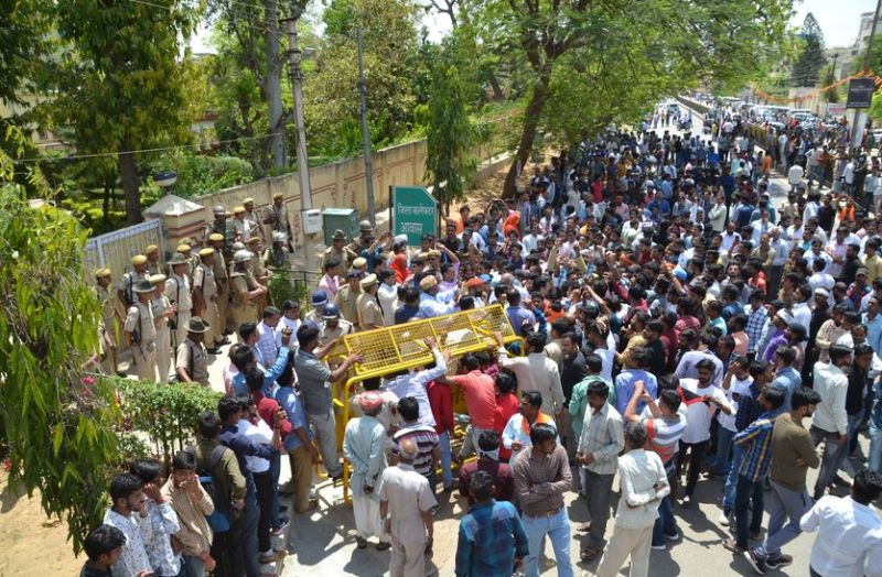 Sikar Bride Kidnap : धोद क्षेत्र के नागवा से फिल्मी स्टाइल में दुल्हन अपहरण करने का मामला तूल पकड़ता जा रहा है। प्रशासन को दिए गए अल्टीमेटम का समय पूरा होने के सीकर में तनावपूर्ण माहौल बना हुआ है।