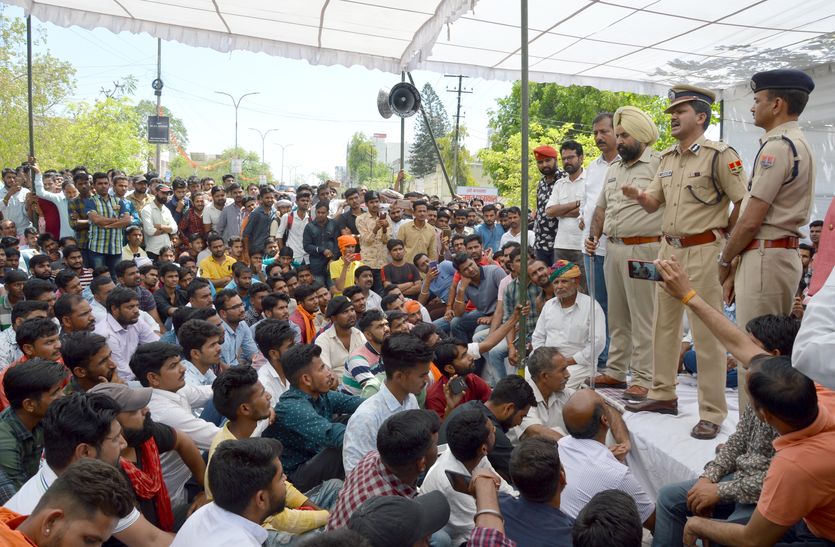 Sikar Bride Kidnap Update : सीकर के धोद क्षेत्र के नागवा गांव से फिल्मी स्टाइल में अपहरण की गई दुल्हन मामले में चार घंटे से प्रदर्शन कर रहे राजपूत समाज के लोगों ने आईजी के आश्वासन के बाद जाम हटा दिया है।